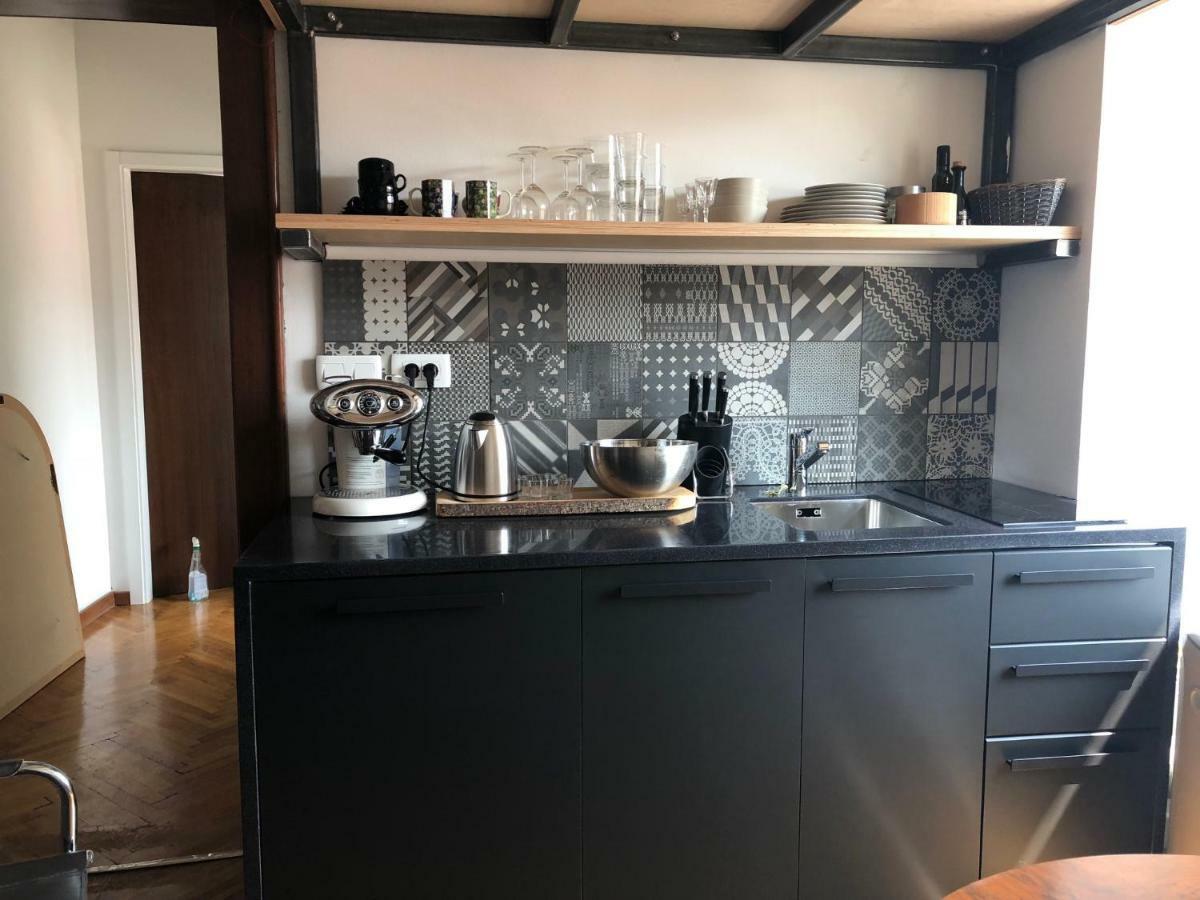 Lawyers Loft In Heritage Skyscraper Apartment