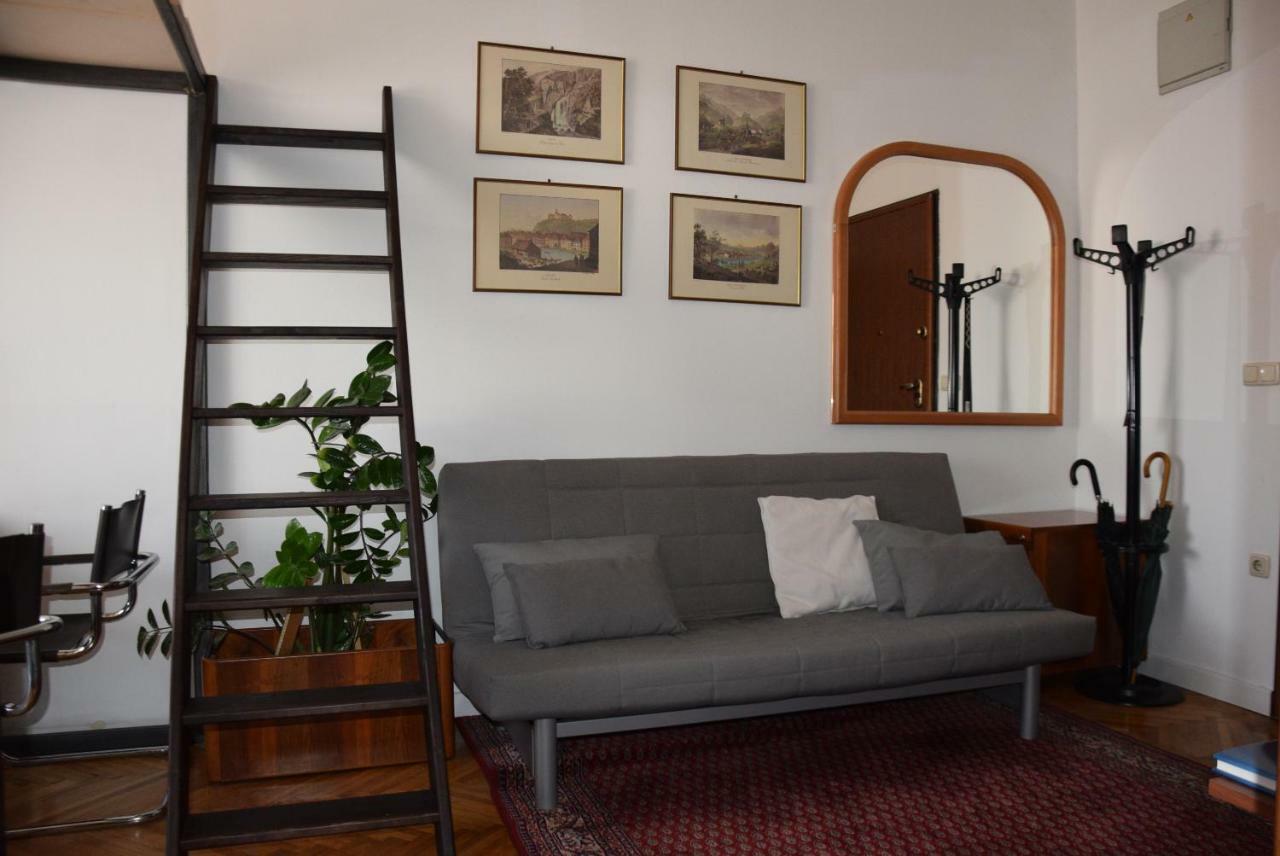 Lawyers Loft In Heritage Skyscraper Apartment